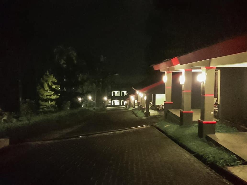 Surya Hotel & Resort バトゥラデン エクステリア 写真