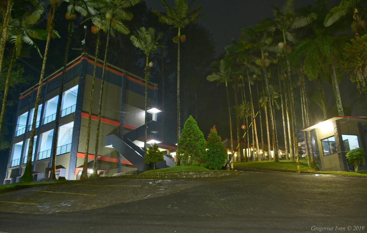 Surya Hotel & Resort バトゥラデン エクステリア 写真