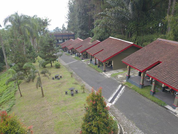 Surya Hotel & Resort バトゥラデン エクステリア 写真