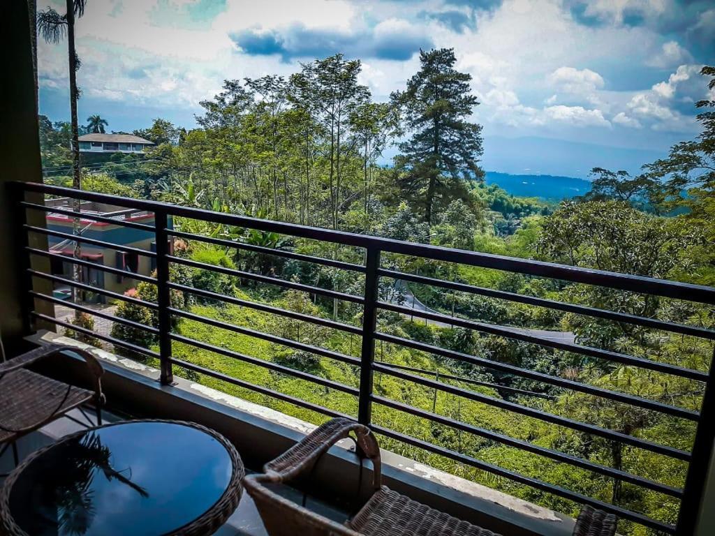 Surya Hotel & Resort バトゥラデン エクステリア 写真