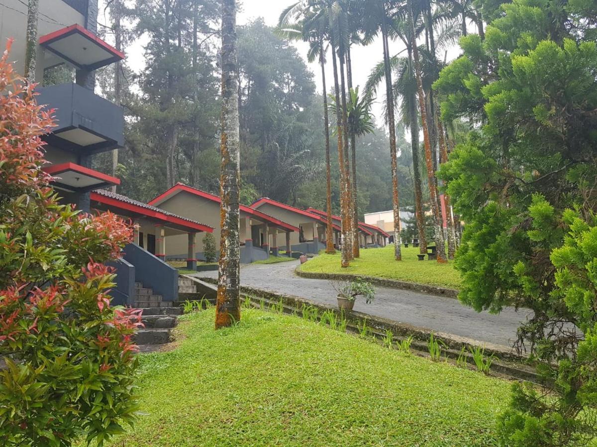 Surya Hotel & Resort バトゥラデン エクステリア 写真
