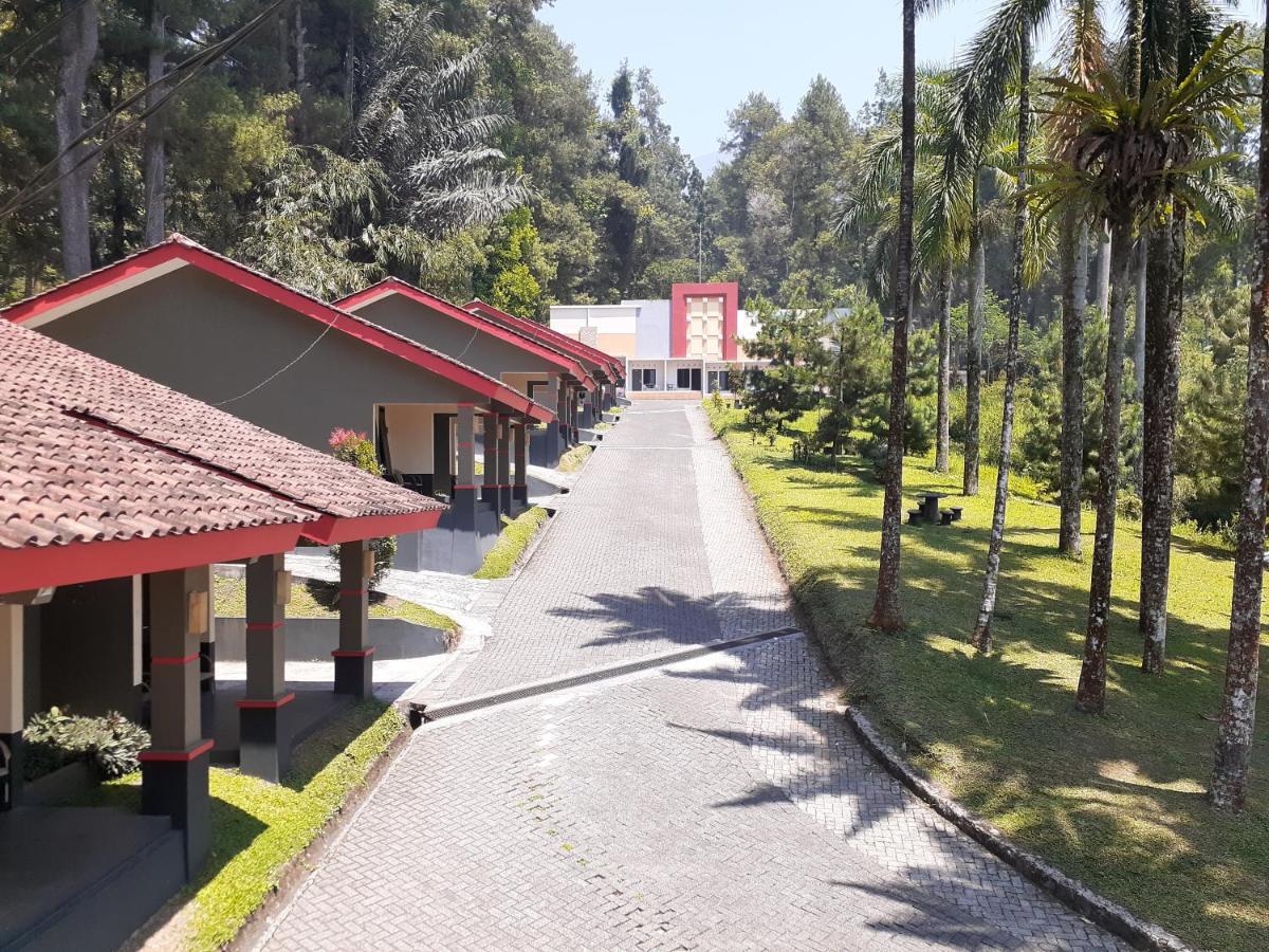 Surya Hotel & Resort バトゥラデン エクステリア 写真