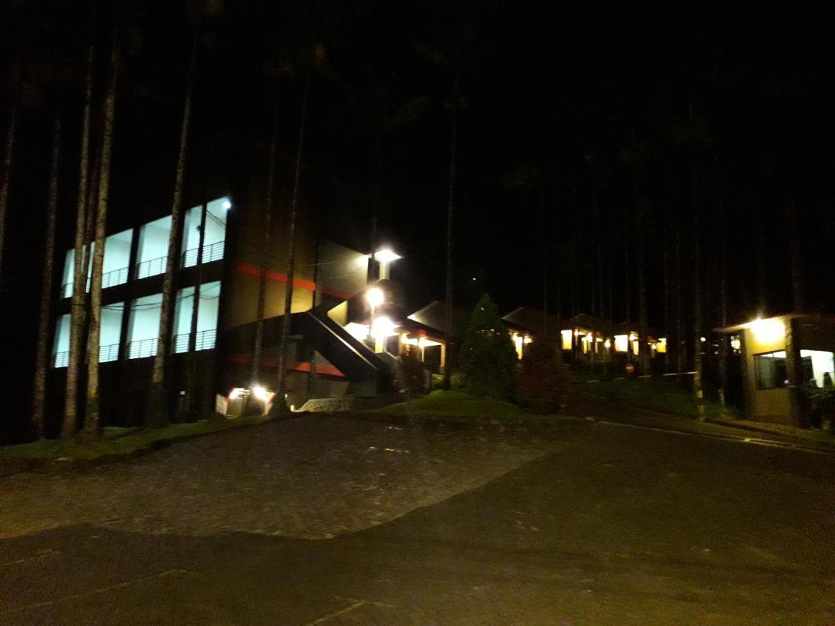 Surya Hotel & Resort バトゥラデン エクステリア 写真